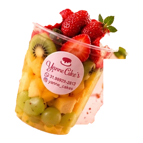 Copinho de frutas com morangos