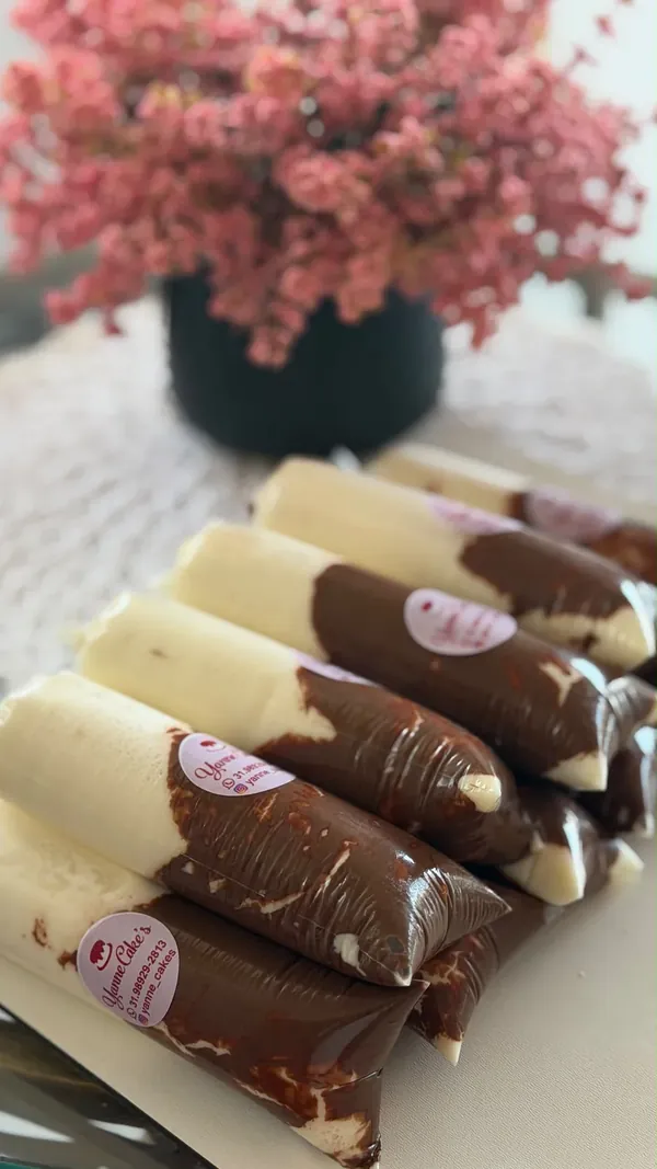 Chup-chup gourmet em saquinhos com cobertura de chocolate e etiqueta da Yanne Cake's
