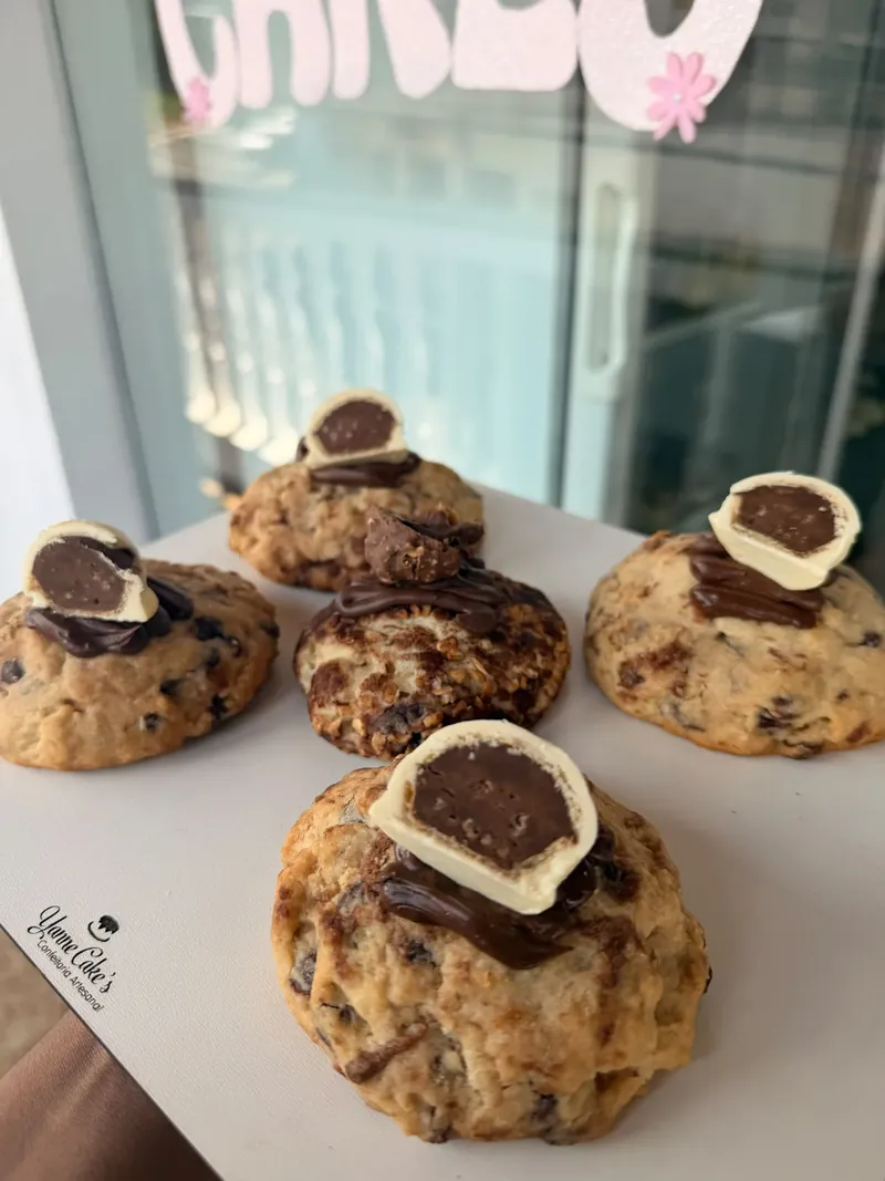 Cookies com recheio de chocolate sobre uma bancada