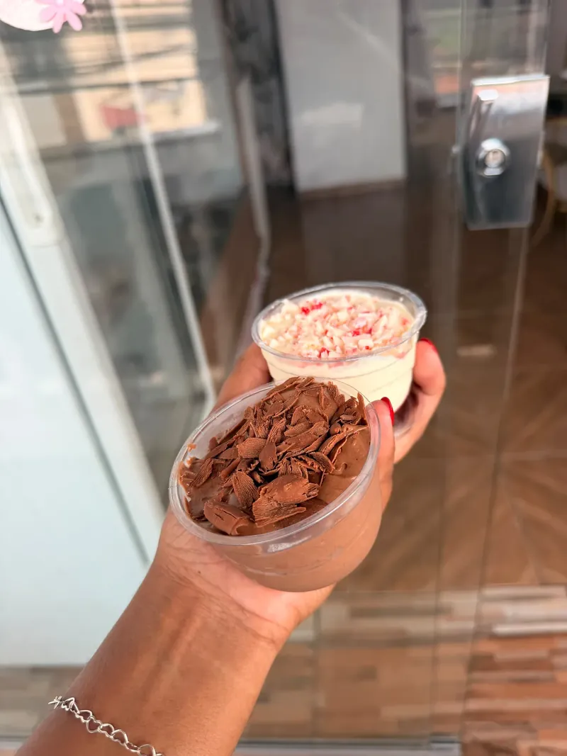 Sobremesa de chocolate em um copinho