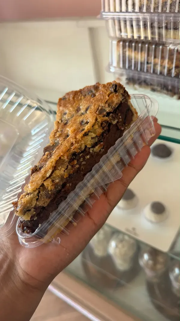 Fatia de doce com massa de cookie e camada de chocolate