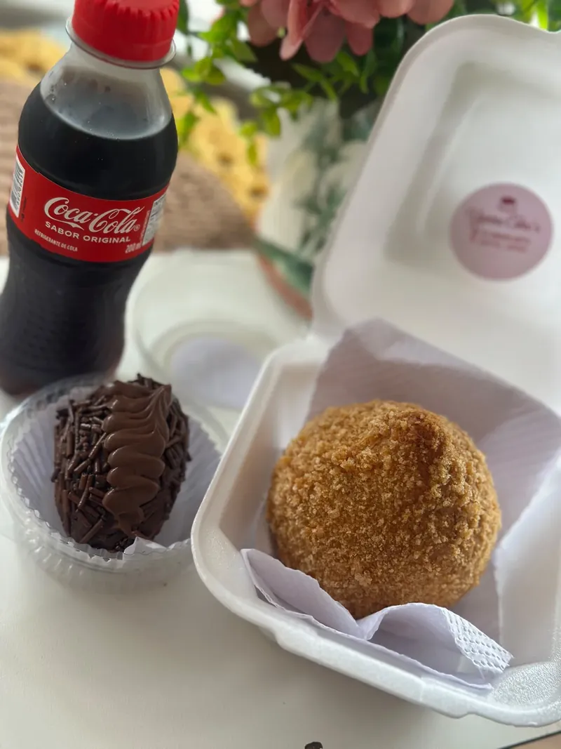 Doce de chocolate e um salgado dourado em uma embalagem
